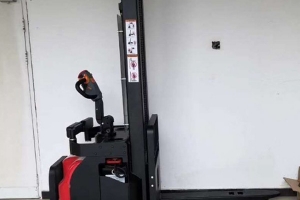 電動(dòng)堆高車